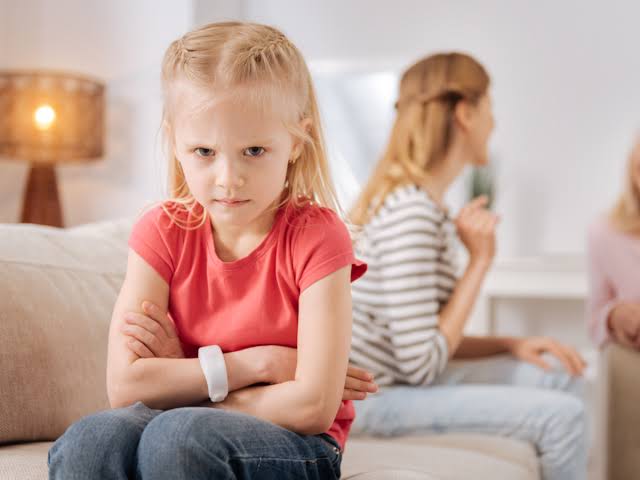 هل تخافين من أن يكرهك أطفالك إذا وضعت لسلوكياتهم السيئة حدا؟